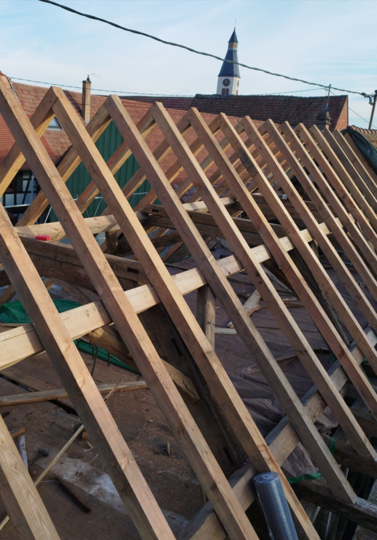 Assemblage de charpente traditionnelle en bois lors d'une restauration